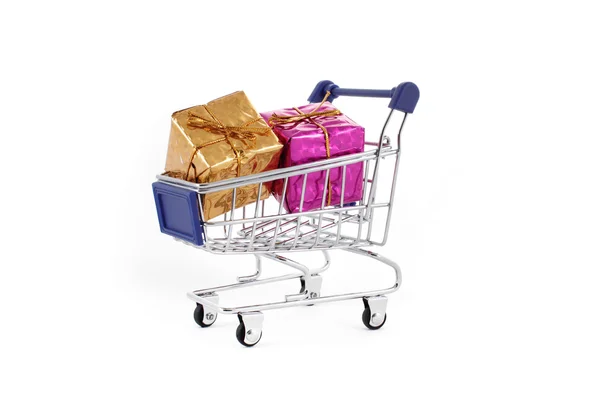 Carrito de compras con coloridas cajas de regalo aisladas en fondo blanco — Foto de Stock