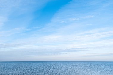 Güneşli bir günde sakin Baltık Denizi, mavi gökyüzü ve Letonya, Carnikava yakınlarında bulutlar