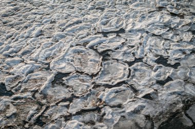 Donmuş bir nehrin soyut görüntüsü