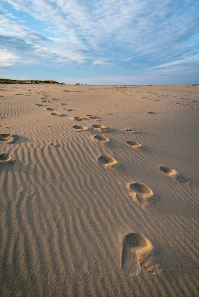 Stopy Písku Modrou Oblohou Bílými Mraky Pozadí Pobřeží Baltského Moře Stock Obrázky