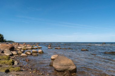 Baltık Denizi 'nin kıyıları güneşli yaz günlerinde büyük ve küçük kayalarla doludur.