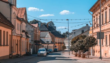 Letonya 'nın eski Talsi kasabasında güzel bir cadde. Güneşli yaz gününde eski binalar