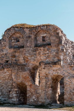 Koknese ortaçağ şatosu, güneşli yaz günlerinde Daugava nehri kıyısında harabeler oluşturuyor.