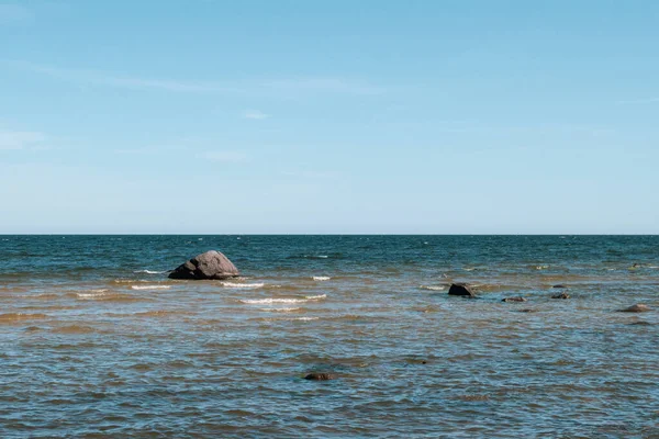 Baltık Denizi 'nin kıyıları güneşli yaz günlerinde büyük ve küçük kayalarla doludur.
