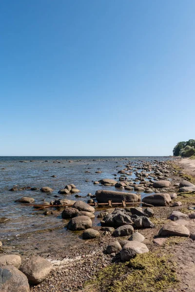 Baltık Denizi 'nin kıyıları güneşli yaz günlerinde büyük ve küçük kayalarla doludur.