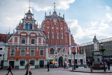 Güneşli bahar gününde Riga Eski Kasabası 'ndaki Siyah Kafalar Evi' nin mimarisi çok güzeldir.