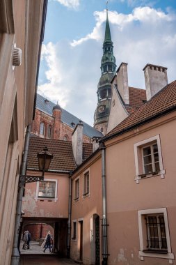 Arka planda Aziz Peter Kilisesi olan Riga Eski Kasabasının dar sokakları
