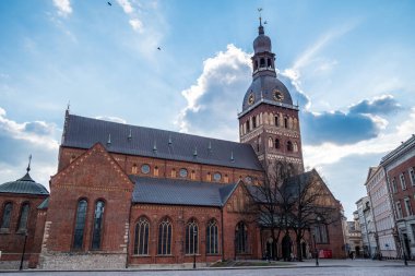 Riga Kubbesi Katedrali ve etrafındaki meydan Riga Eski Kasabası, Letonya 'da güzel bir gökyüzü ile çevrili.