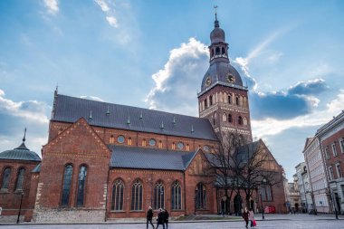 Riga Kubbesi Katedrali ve etrafındaki meydan Riga Eski Kasabası, Letonya 'da güzel bir gökyüzü ile çevrili.