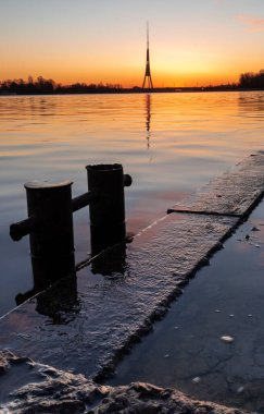 Avrupa Birliği 'nin en yüksek kulesi - Riga, Letonya' daki radyo ve televizyon kulesi Daugava nehri üzerindeki renkli gündoğumu sırasında