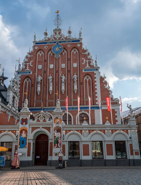 Güneşli bahar gününde Riga Eski Kasabası 'ndaki Siyah Kafalar Evi' nin mimarisi çok güzeldir.