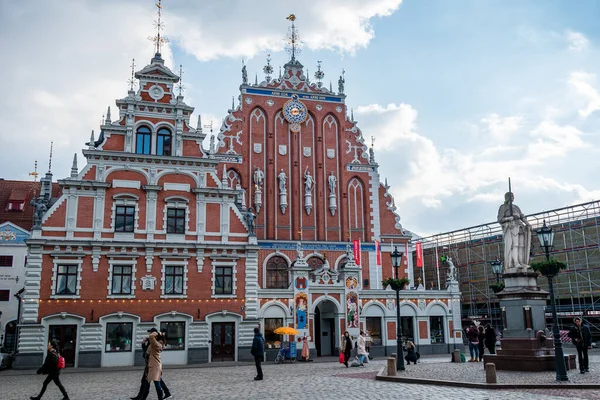 Güneşli bahar gününde Riga Eski Kasabası 'ndaki Siyah Kafalar Evi' nin mimarisi çok güzeldir.