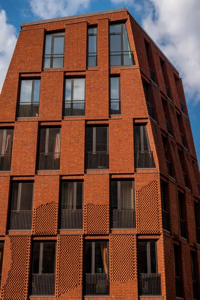 Mavi gökyüzü olan kırmızı tuğla ev ve arka planda beyaz bulutlar Riga Eski Kasabası, Letonya