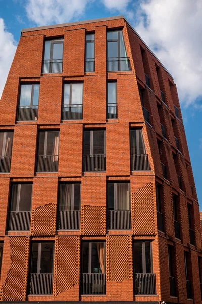 Mavi gökyüzü olan kırmızı tuğla ev ve arka planda beyaz bulutlar Riga Eski Kasabası, Letonya