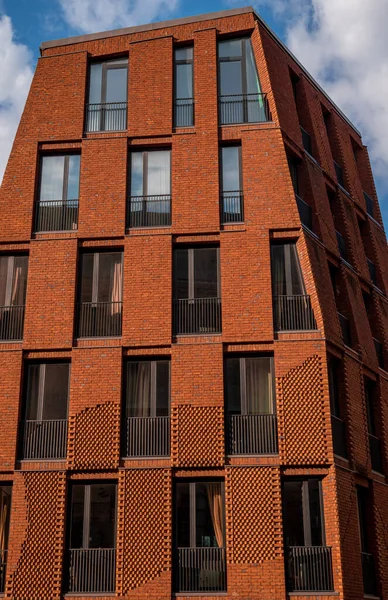 Mavi gökyüzü olan kırmızı tuğla ev ve arka planda beyaz bulutlar Riga Eski Kasabası, Letonya