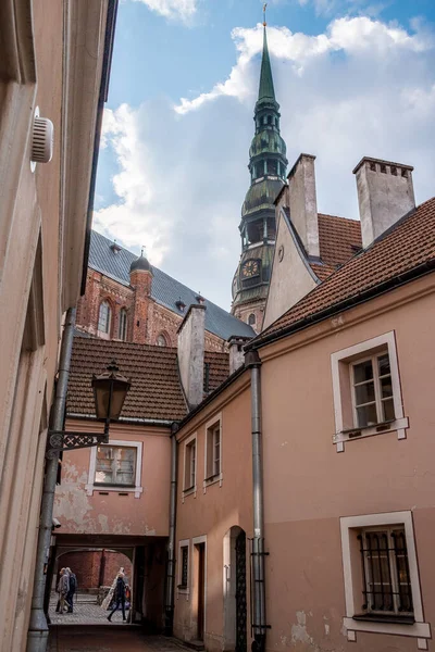 Arka planda Aziz Peter Kilisesi olan Riga Eski Kasabasının dar sokakları