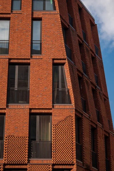 Mavi gökyüzü olan kırmızı tuğla ev ve arka planda beyaz bulutlar Riga Eski Kasabası, Letonya