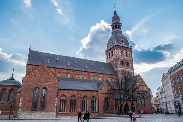 Riga Kubbesi Katedrali ve etrafındaki meydan Riga Eski Kasabası, Letonya 'da güzel bir gökyüzü ile çevrili.