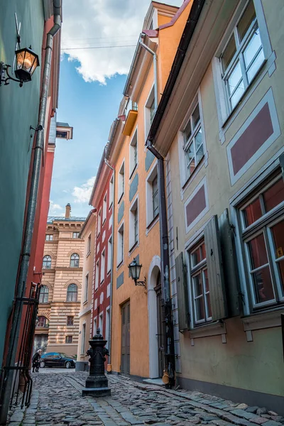 Riga Eski Kasabası 'nın dar sokaklarında Letonya ve Saeima' da güzel bir mimari var. Arka planda Letonya Parlamentosu.