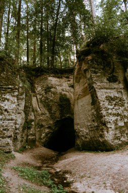 Şeytan 'ın Fırını. Liepa bölgesindeki Letonya 'da kemerli tek doğal kumtaşı. Vintage filtresi.