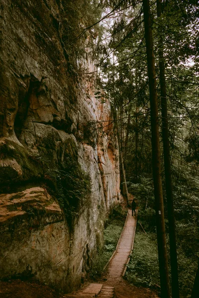 Mujer Caminando Sendero Del Bosque Lado Del Acantilado Piedra Arenisca — Foto de Stock