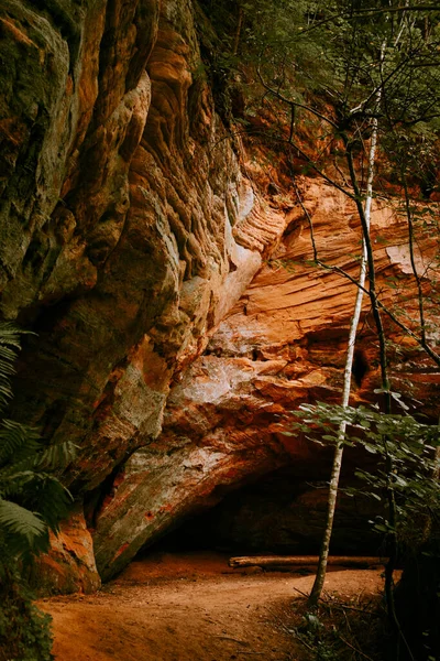 Hermosos Acantilados Arenisca Roja Cueva Del Licu Langu Arenisca Masiva — Foto de Stock