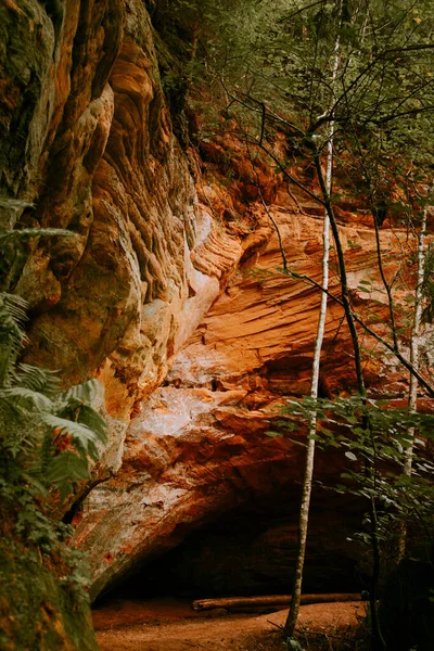 Belas Falésias Arenito Vermelho Caverna Licu Langu Arenito Maciço Perto — Fotografia de Stock