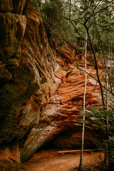Piękne Czerwone Piaskowcowe Klify Jaskinia Licu Langu Masywu Piaskowca Pobliżu — Zdjęcie stockowe