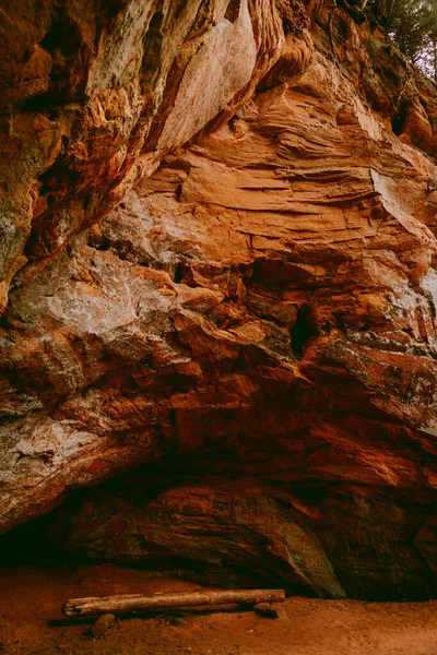 Krásné Červené Pískovcové Útesy Jeskyně Licu Langu Pískovec Masivní Poblíž — Stock fotografie