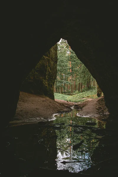 Cueva Del Horno Del Diablo Desde Interior Con Agua Fluyendo — Foto de Stock