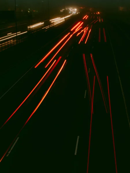 Wazig Verkeerslichten Snelweg Nachts Mist Stijgt Achtergrond Bokeh Achtergrond Stemmig — Stockfoto