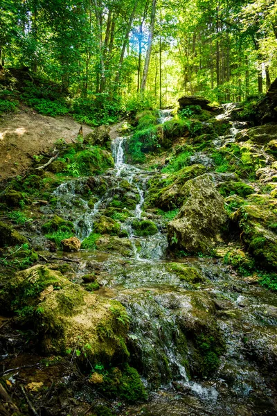 Cachoeira Kazu Grava Meio Uma Bela Floresta Verde Exuberante Iluminada — Fotografia de Stock