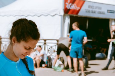 Riga, Letonya - 19 Mayıs 2019: Koşucular Rimi Riga Maratonu 'na hazırlanıyor