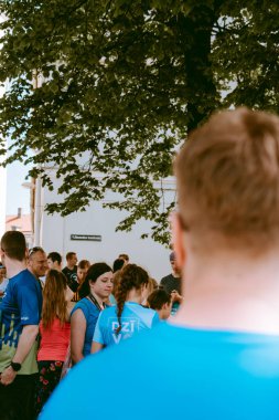 Riga, Letonya - 19 Mayıs 2019: Koşucular Rimi Riga Maratonu 'na hazırlanıyor