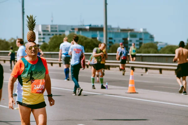 Riga Lettország 2019 Május Egy Idősebb Férfi Ananásszal Fején Fut — Stock Fotó