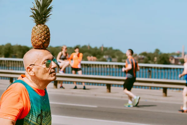 Riga Lettország 2019 Május Egy Idősebb Férfi Ananásszal Fején Fut — Stock Fotó