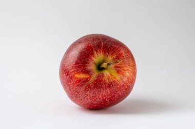 Beyaz arka plana karşı kırmızı elma 