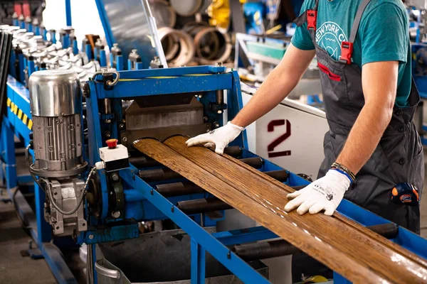 Fabrika ölçümlerinde çalışan işçiler metal endüstrisinde çalışıyor.