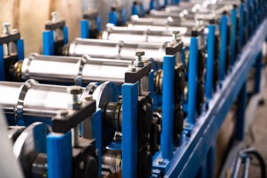 Fabrika ölçümlerinde çalışan işçiler metal endüstrisinde çalışıyor.