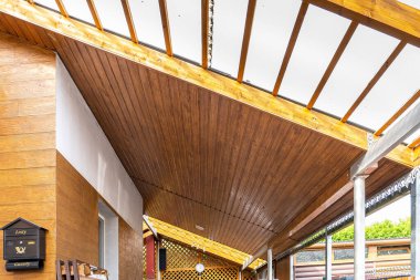 şeffaf çatı ahşap dekoratif tavan arası.