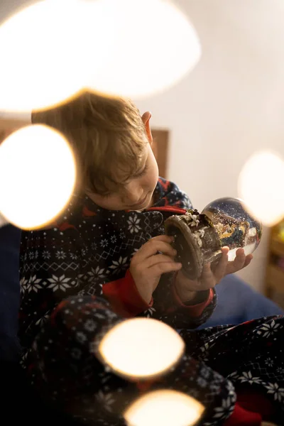 Kerst Jongen Droomt Van Avond Kindertijd Boom Vakantie Zaklampen — Stockfoto