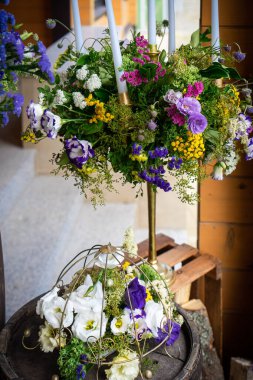 Yeni evliler için çiçek dekoru.