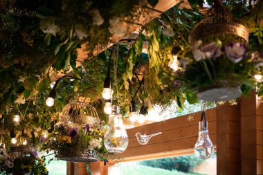 Yeni evliler için çiçek dekoru.