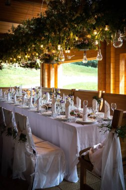 Yeni evliler için çiçek dekoru.