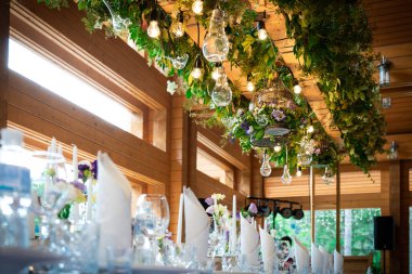 Yeni evliler için çiçek dekoru.