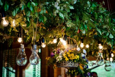 Yeni evliler için çiçek dekoru.