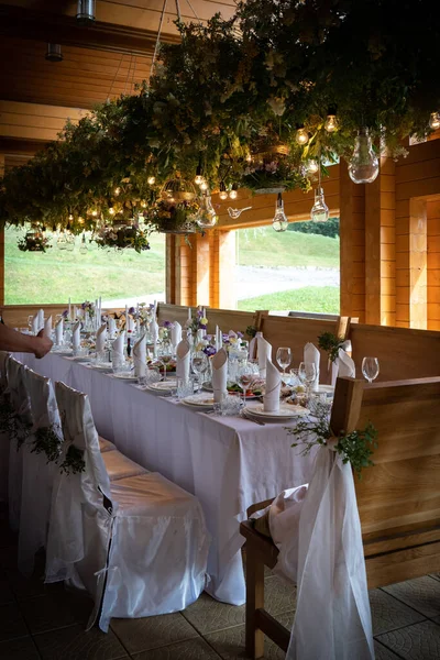 Yeni evliler için çiçek dekoru.