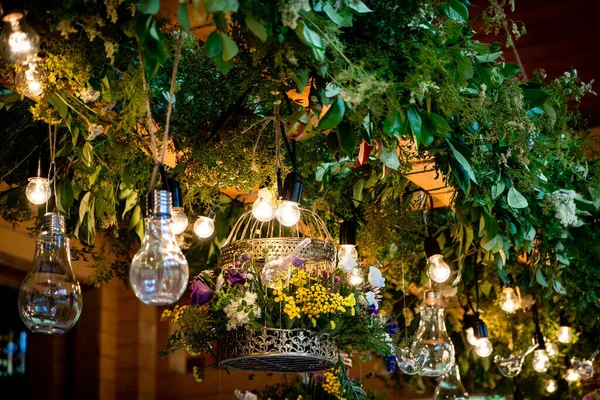 Yeni evliler için çiçek dekoru.