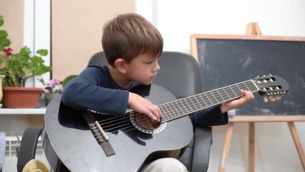 Ragazzo Principiante Suona Chitarra Rock Casa Suona Musica Bambino Con — Video Stock