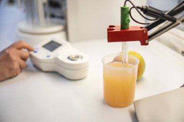 Meyve suyu üretimi, fabrika hattı üretimi, endüstriyel meyve suyu kutuları ambalaj laboratuarı üretimi.